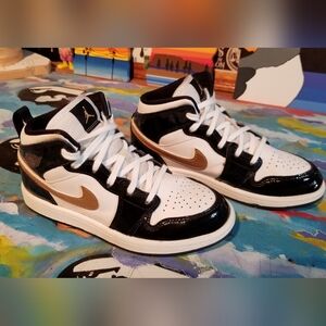 Jordan 1 Mid SE "Black Gold" Preschool Kids' Shoe